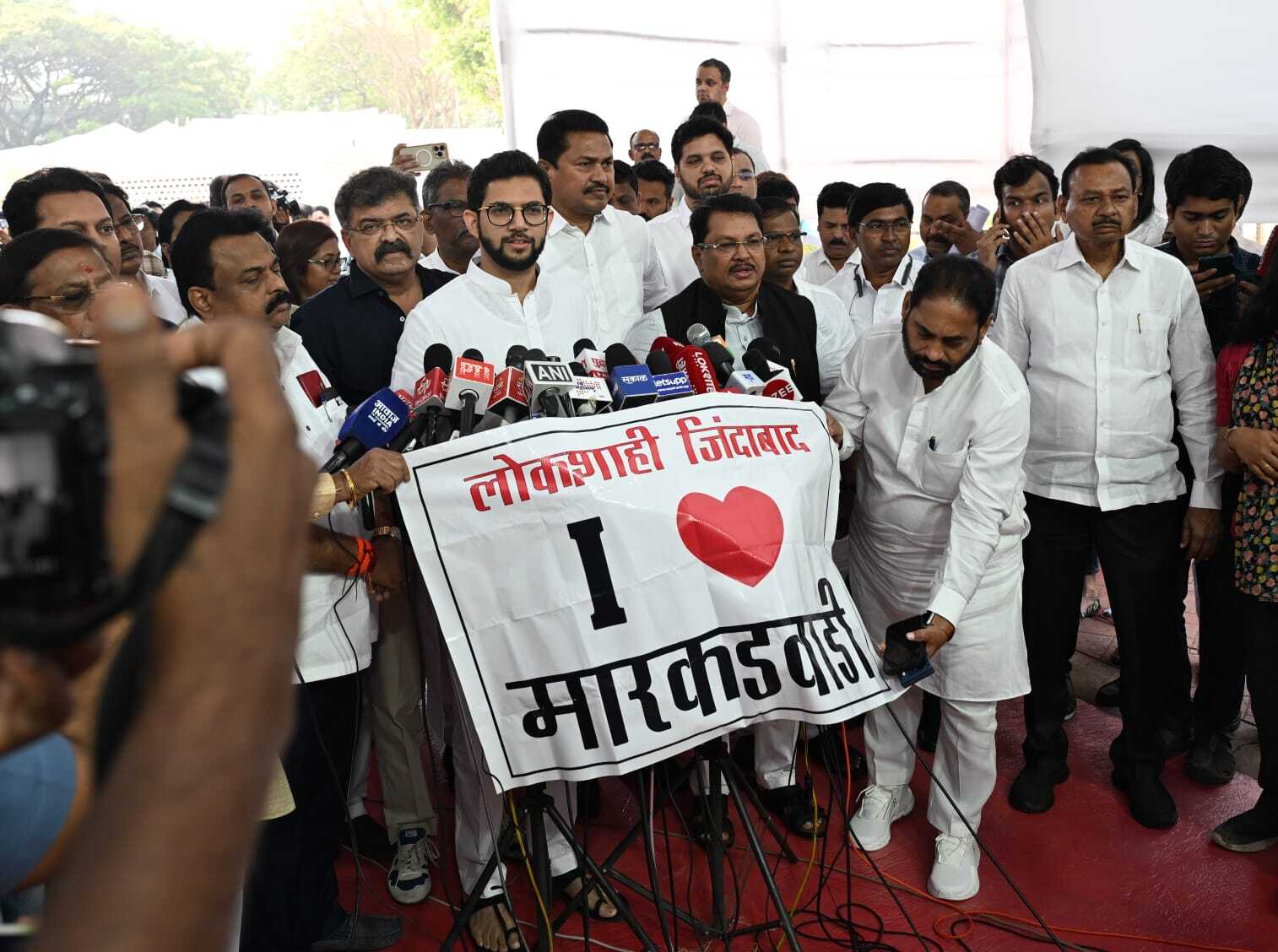 राज्य विधानमंडल का विशेष सत्र सुबह 11 बजे शुरू हुआ, जिसमें मुख्यमंत्री देवेंद्र फडणवीस, उपमुख्यमंत्री एकनाथ शिंदे और अजित पवार सहित सत्तारूढ़ गठबंधन के कई विधायकों ने शपथ ली. 