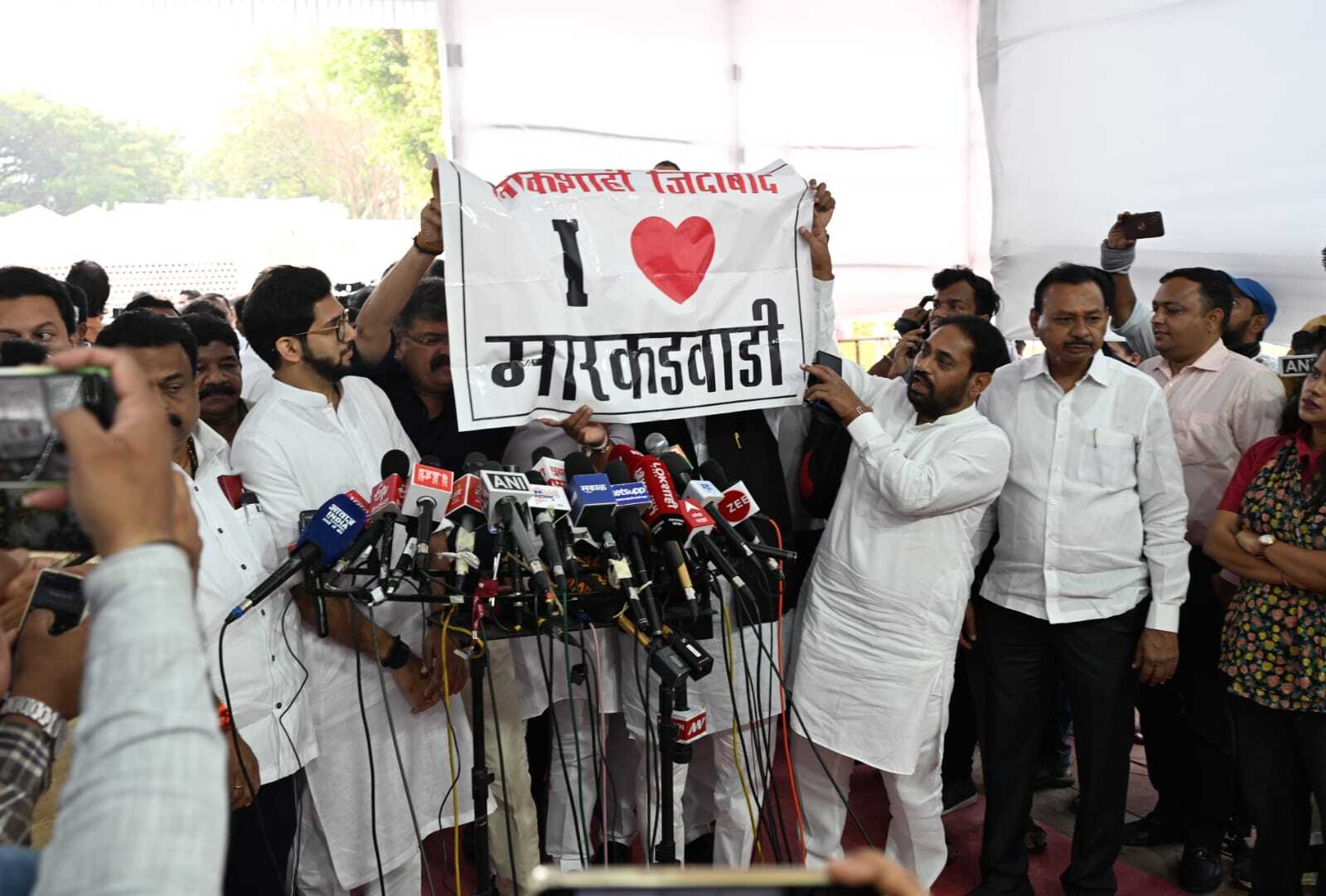 इसके विपरीत, कांग्रेस, शिवसेना (यूबीटी) और एनसीपी (एसपी) जैसे विपक्षी दलों के सदस्यों ने सदन में शपथ लेने से परहेज किया.