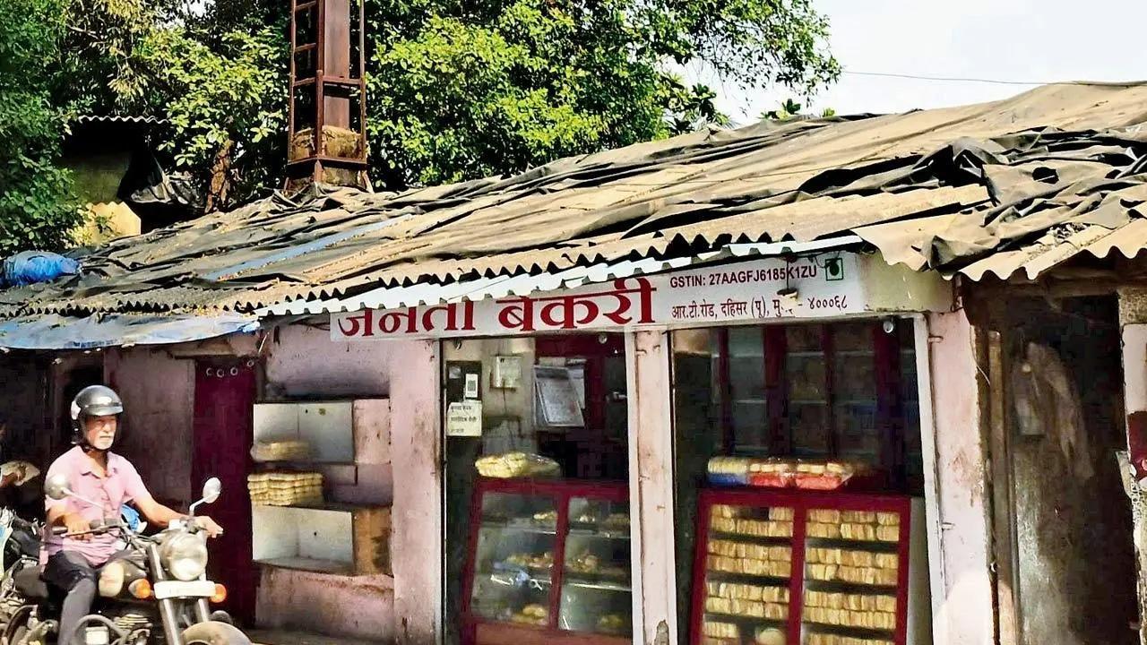 दहिसर पूर्व में जनता बेकरी, जिसमें लकड़ी से चलने वाले ओवन हैं.