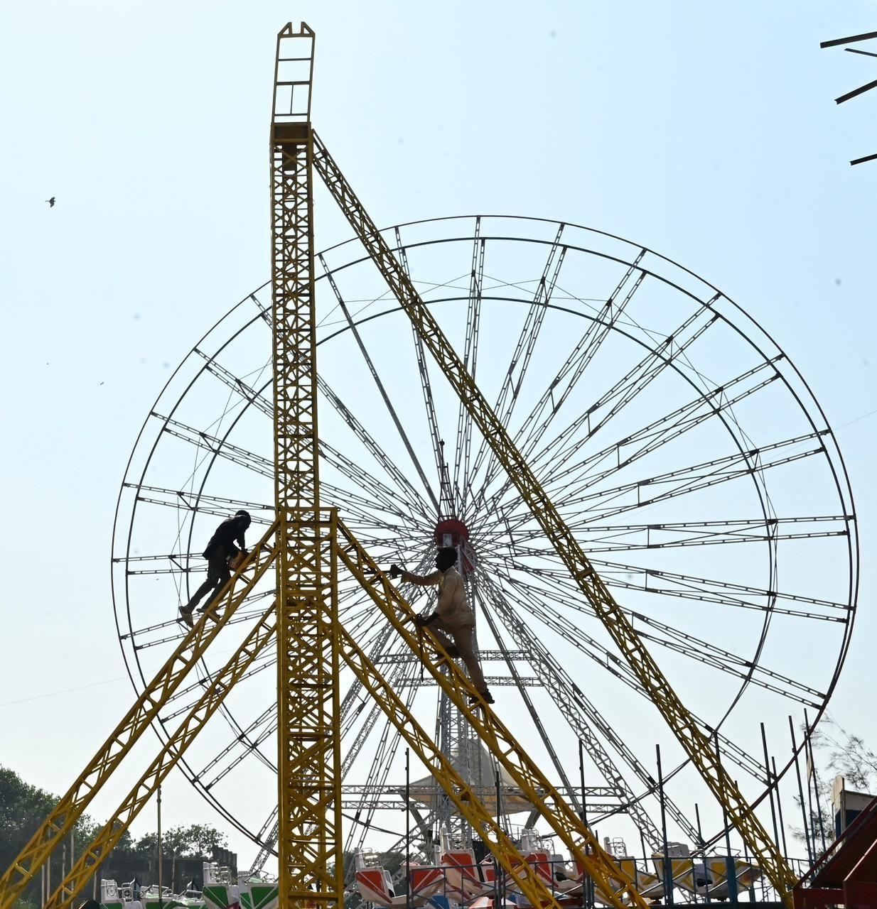 मेले की प्रमुख विशेषताओं में बच्चों के लिए झूले, खाद्य स्टॉल, और धार्मिक आयोजन शामिल हैं. मेले के आकर्षण में विशालकाय फेरिस व्हील प्रमुख है, जो वर्षों से मेले का प्रतीक रहा है.