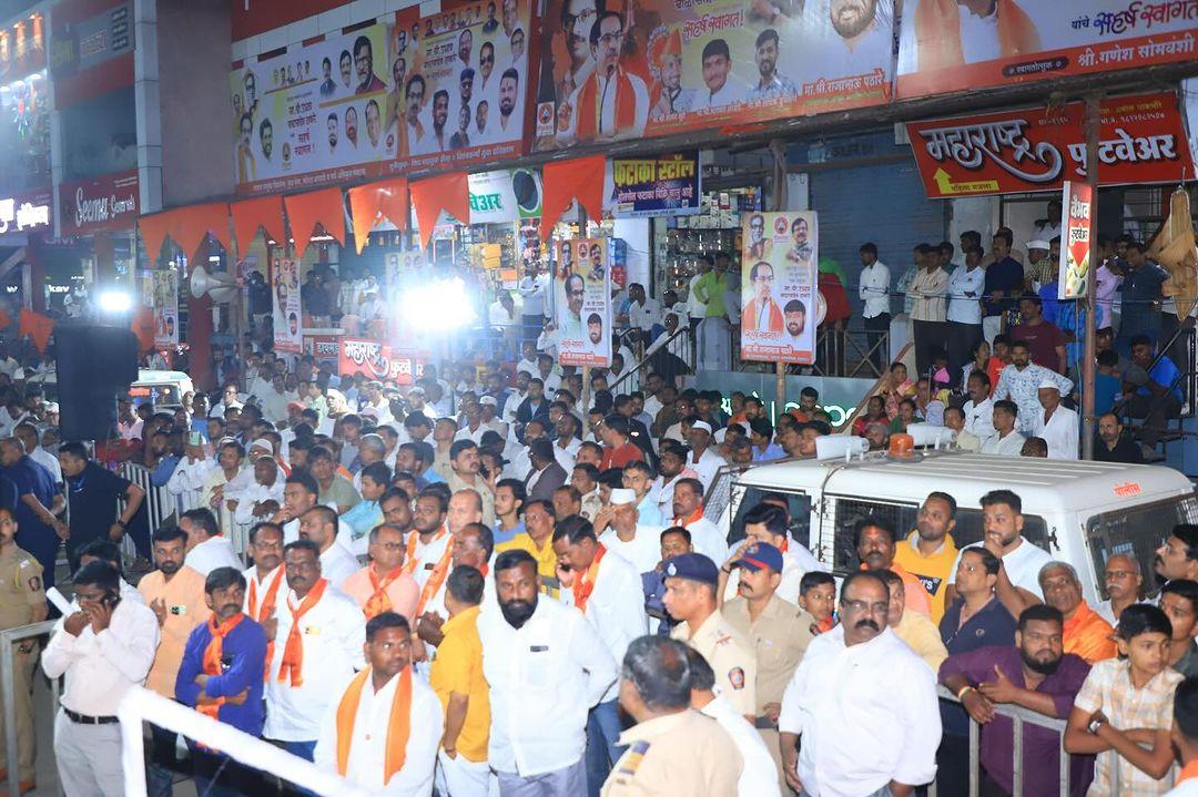 उद्धव ठाकरे ने सभा में कहा, `मेहनत करने वाले किसान को गारंटी नहीं मिलती, गद्दार को अच्छे दाम मिलते हैं, ऐसे रो रहा है मेरा किसान. मैं भाजपा के कट्टर कार्यकर्ताओं का सम्मान करता हूं, लेकिन उन्हें भ्रष्ट और प्रताड़ित किया जा रहा है.`