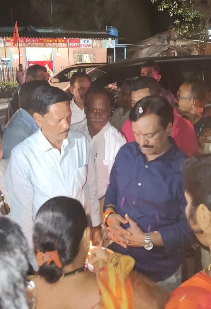 इस दौरान जिला प्रमुख पंकज देशमुख, लोकसभा आयोजक जनार्दन (मामा) पाटिल, उप जिला प्रमुख जनार्दन म्हात्रे, दिलीप चेंदवणकर, विधान सभा आयोजक, विनायक निकम, उप तालुका प्रमुख काका मोटे, उप शहर प्रमुख सुरेश भोगले , प्रभाग प्रमुख हृदयनाथ भोईर, अशोक पाटिल, भगवान वाज़े, माननीय उपाध्यक्ष प्रदीप पाटिल, वालिव शाखा प्रमुख जगदीश धनगर, विभाग प्रमुख विश्वास किनी, शाखा प्रमुख मंगेश चव्हाण जैसे कई पदाधिकारी उपस्थित थे.