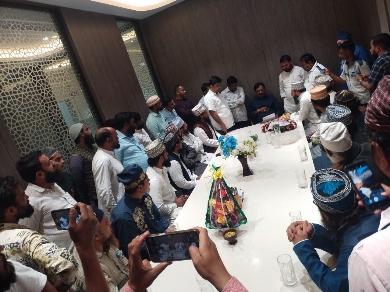 इसी बीच शिवसनेा (यूबीटी) नेता अंबादास दानवे ने पालघर में जनता दरबार लगाकर पदाधिकारी की बैठक की. 