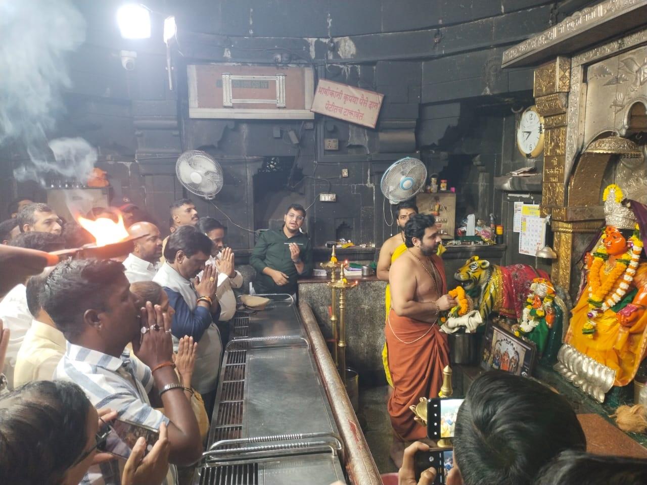 वसई तालुका में पहुंचने के बाद शिवसेना (यूबीटी) नेता अंबादास दानवे ने कार्यकर्ताओं के साथ मिलकर वज्रेश्वरी में माता के दर्शन भी किए. 