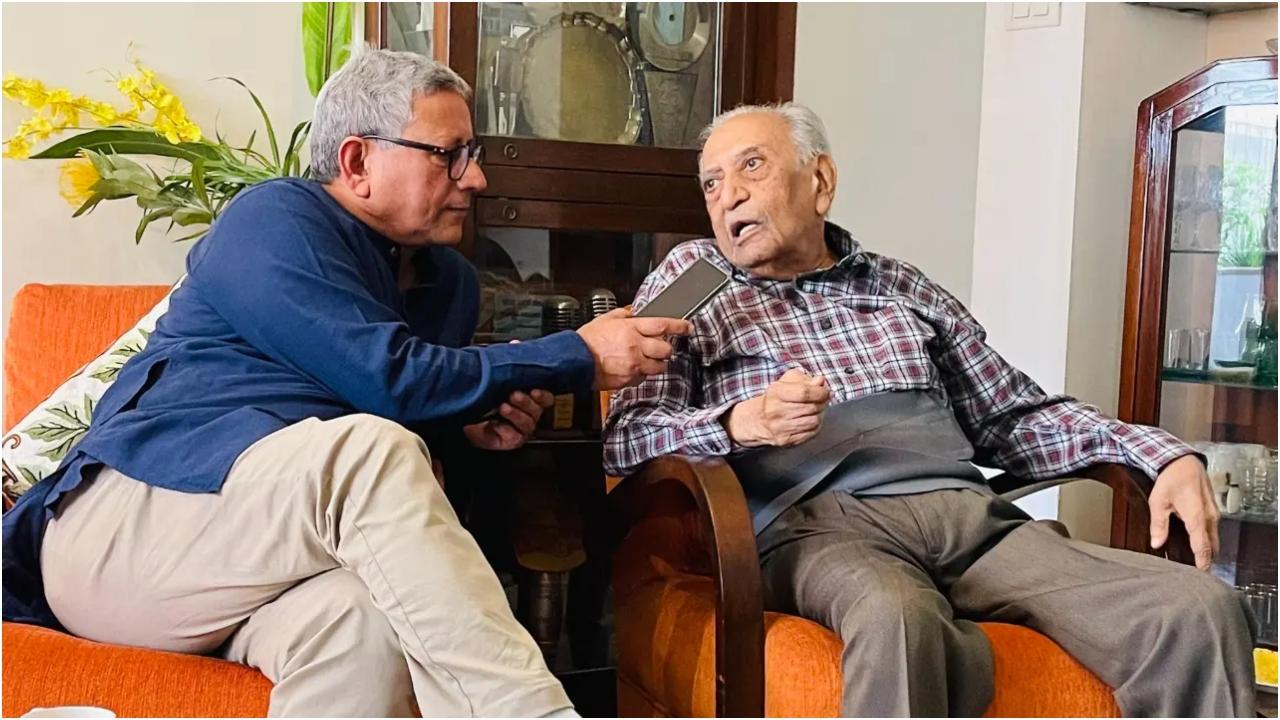 पूर्व बीबीसी समाचार पत्रकार, परवेज़ आलम ने हाल ही में दिसंबर 2023 में अमीन सयानी से मुंबई के न्यू मरीन लाइन्स स्थित उनके फ्लैट पर मुलाकात की. उन्होंने एक्स पर साझा किया: “उसे रिकॉर्ड करने के प्रलोभन का विरोध नहीं कर सका. वह सहर्ष सहमत हो गए लेकिन मैं उस अनौपचारिक रिकॉर्डिंग को किसी और समय पोस्ट करूंगा.