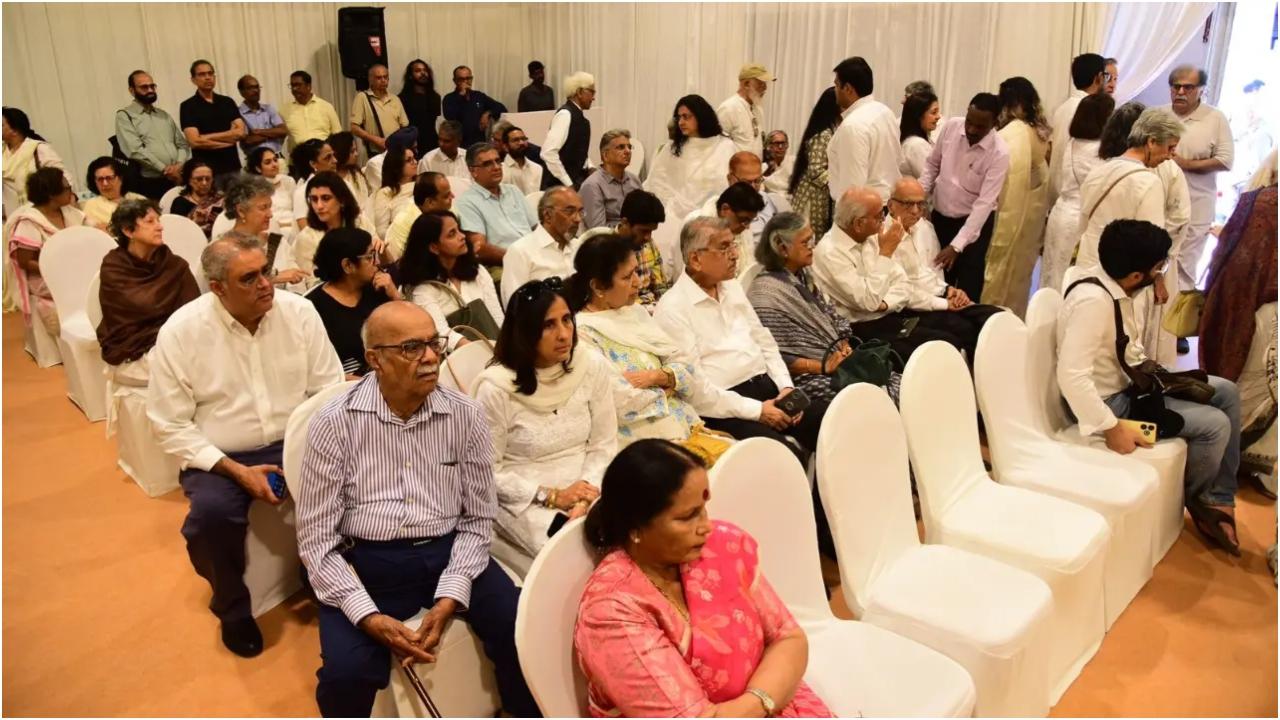 मीडिया रिपोर्ट्स के अनुसार राजिल सयानी ने कहा कि सीने में दर्द की शिकायत के बाद उन्हें कल शाम लगभग 6:00 बजे अस्पताल ले जाया गया. उन्होंने उन्हें होश में लाने की कोशिश की लेकिन लगभग 7:00 बजे उनका निधन हो गया.