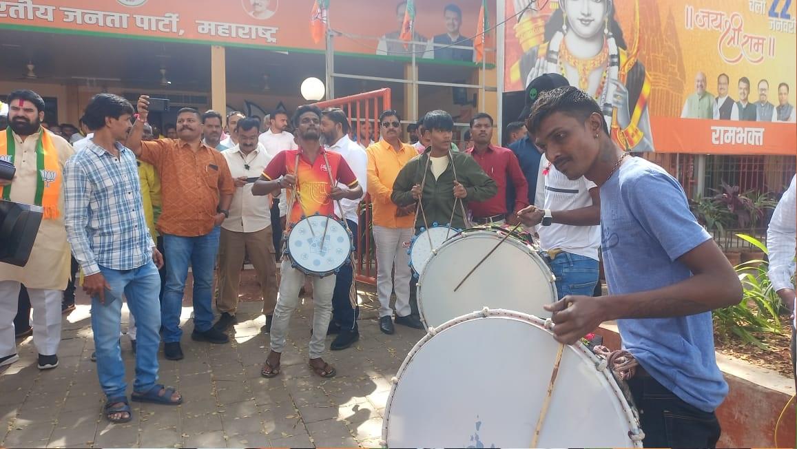 चव्हाण के पार्टी में शामिल होते ही मुंबई बीजेपी कार्यालय के बाहर जश्न का माहौल दिखाई दिया. 
