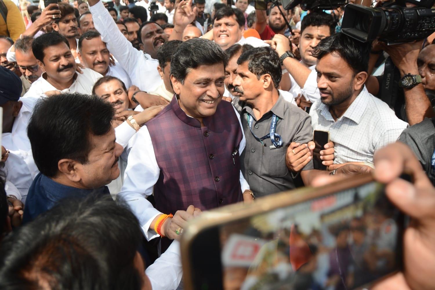 चव्हाण ने सोमवार को सबसे पुरानी कांग्रेस पार्टी छोड़ दी, जहां वह 40 साल से सदस्य थे, उन्होंने छोड़ने का कारण नहीं बताया. 