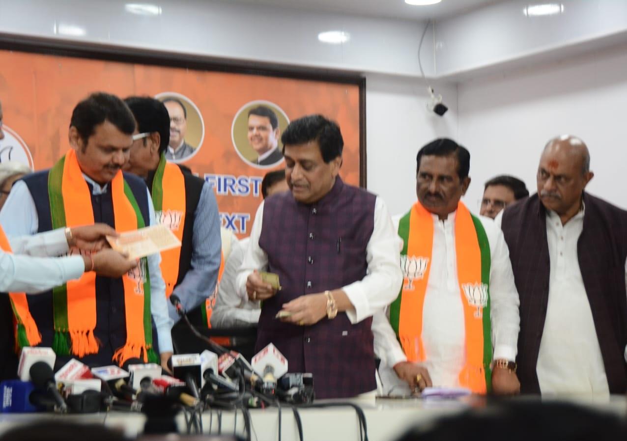 सत्तारूढ़ दल में शामिल होने की आधिकारिक घोषणा के बाद चव्हाण मंगलवार को मुंबई भाजपा कार्यालय पहुंचे. 
