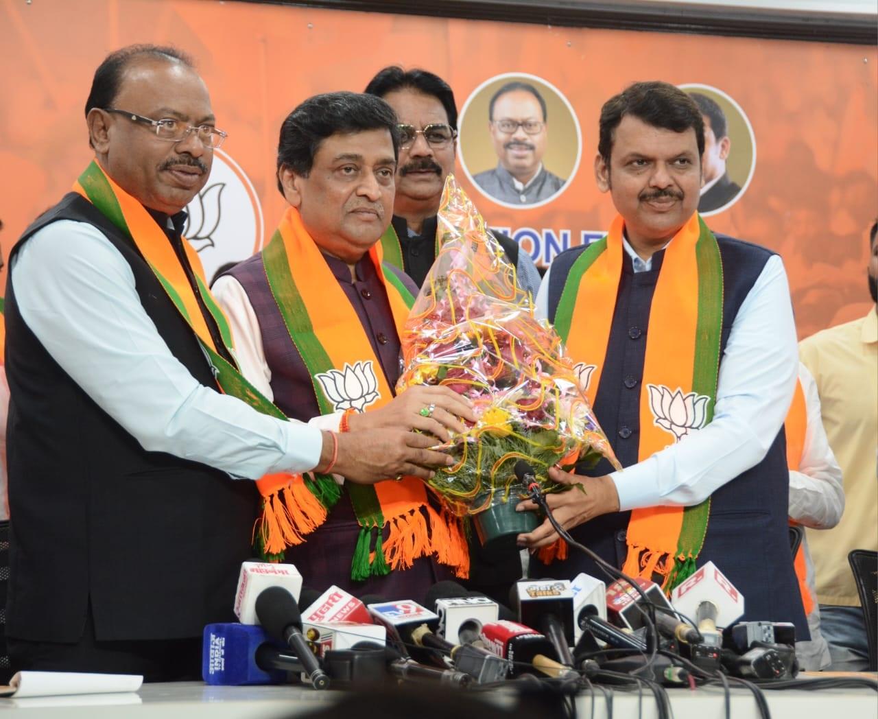 पूर्व कांग्रेस नेता अशोक चव्हाण मंगलवार को भाजपा में शामिल हो गए. इससे जुड़ी कुछ तस्वीरें इस समय सोशल मीडिया पर तेजी से वायरल हो रही है. 