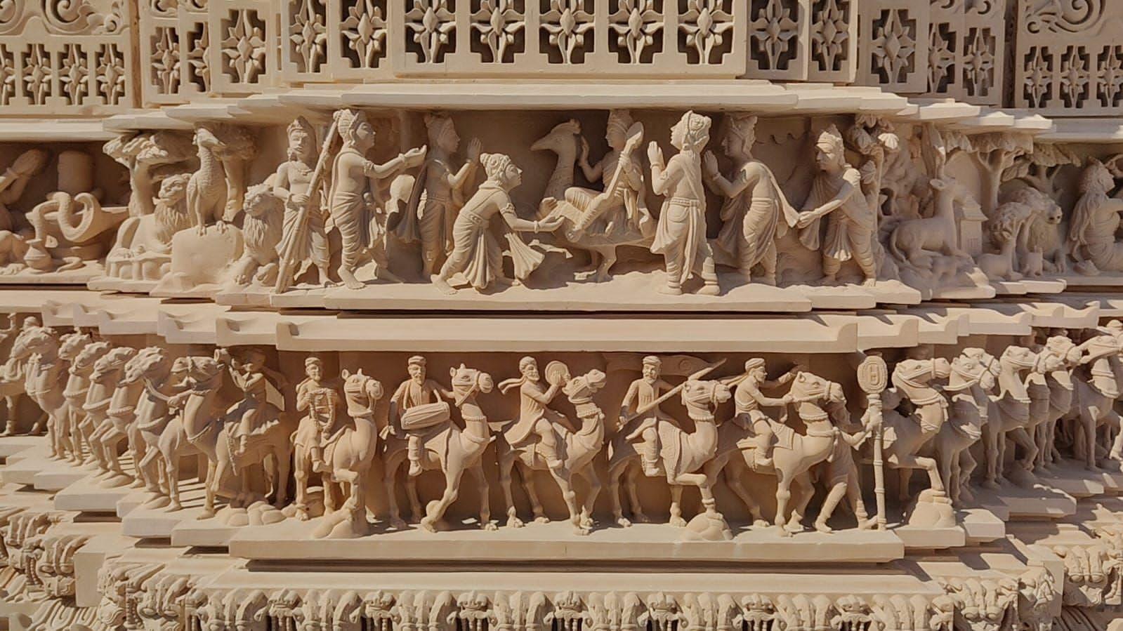 इस मंदिर के बाहरी हिस्से में राजस्थान के गुलाबी पत्थरों का इस्तेमाल किया गया है. मंदिर के अंदरूनी हिस्से में इटालियन संगमरमर का भी इस्तेमाल किया गया है. मंदिर की ओर जाने वाले रास्ते के चारों ओर, प्रमुखस्वामी महाराज, जो इस मंदिर के संकल्पमूर्ति हैं, के 96 वर्षों के परोपकारी जीवन के लिए श्रद्धांजलि के रूप में 96 घंटियाँ स्थापित की गई हैं.