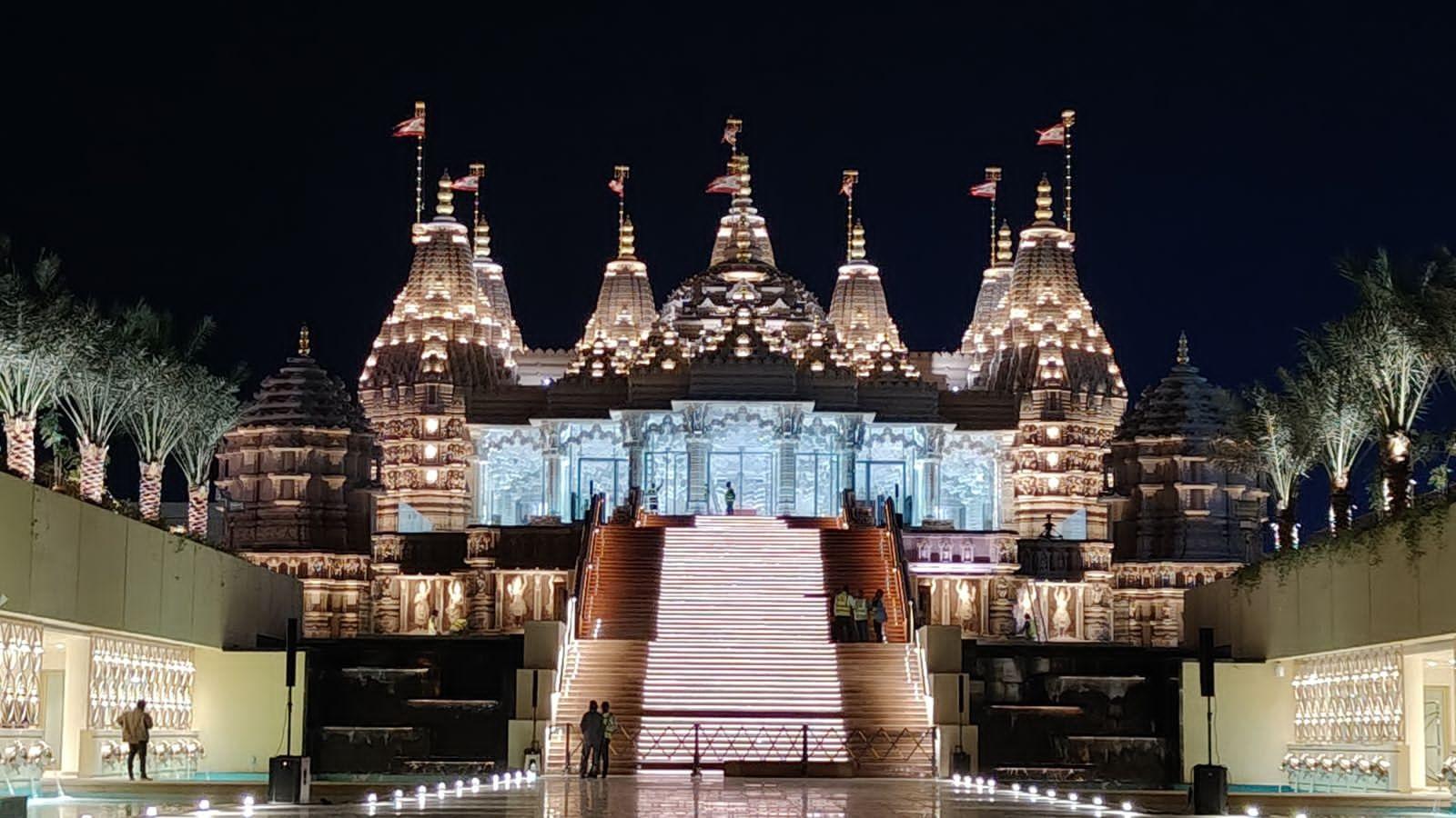 संयुक्त अरब अमीरात आमतौर पर अपने विशाल रेगिस्तानों के लिए जाना जाता है, जबकि भारत दुनिया की कई महानतम और पवित्र नदियों का घर है. मंदिर में गंगा, यमुना और सरस्वती नदियों का संगम भारत और संयुक्त अरब अमीरात के बीच एक आध्यात्मिक, सांस्कृतिक पुल स्थापित करता है. इन तीन नदियों के `त्रिवेणी संगम` के सामने `दिव्य नेत्र` प्रदर्शित है. 