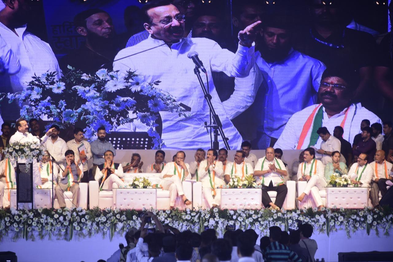 शनिवार को बाबा सिद्दीकी ने एक कार्यक्रम में आधिकारिक रूप से एनसीपी का दामन थाम लिया. 