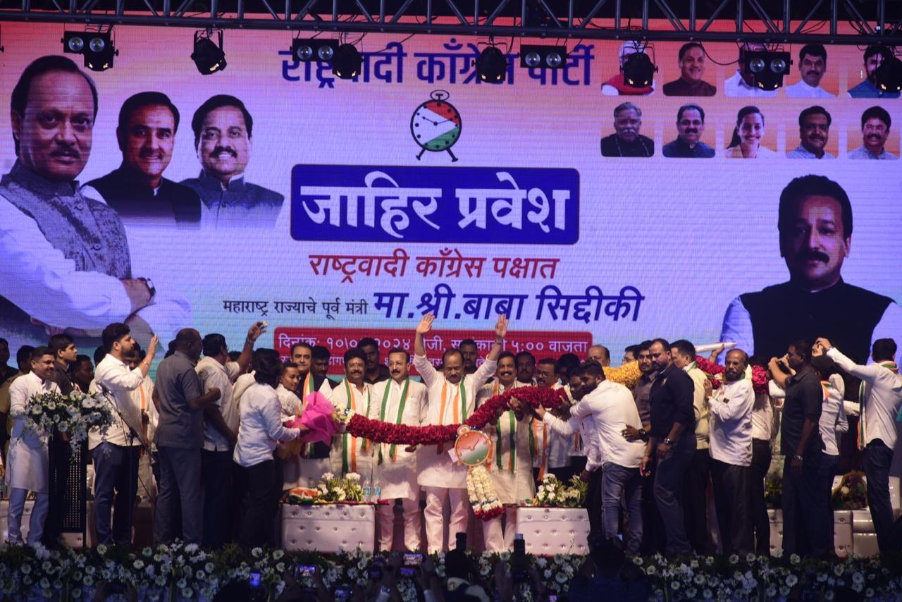 एनसीपी में शामिल होने के बाद बाबा सिद्दीकी ने बताया कि `प्रफुल्ल पटेल के घर चर्चा हुई थी. इसके बाद मैंने फैसला लिया कि मुझे 10 तारीख को एनसीपी में शामिल होना है. इसकी सूचना मैंने कांग्रेस के आला अधिकारियों को दी थी.` 