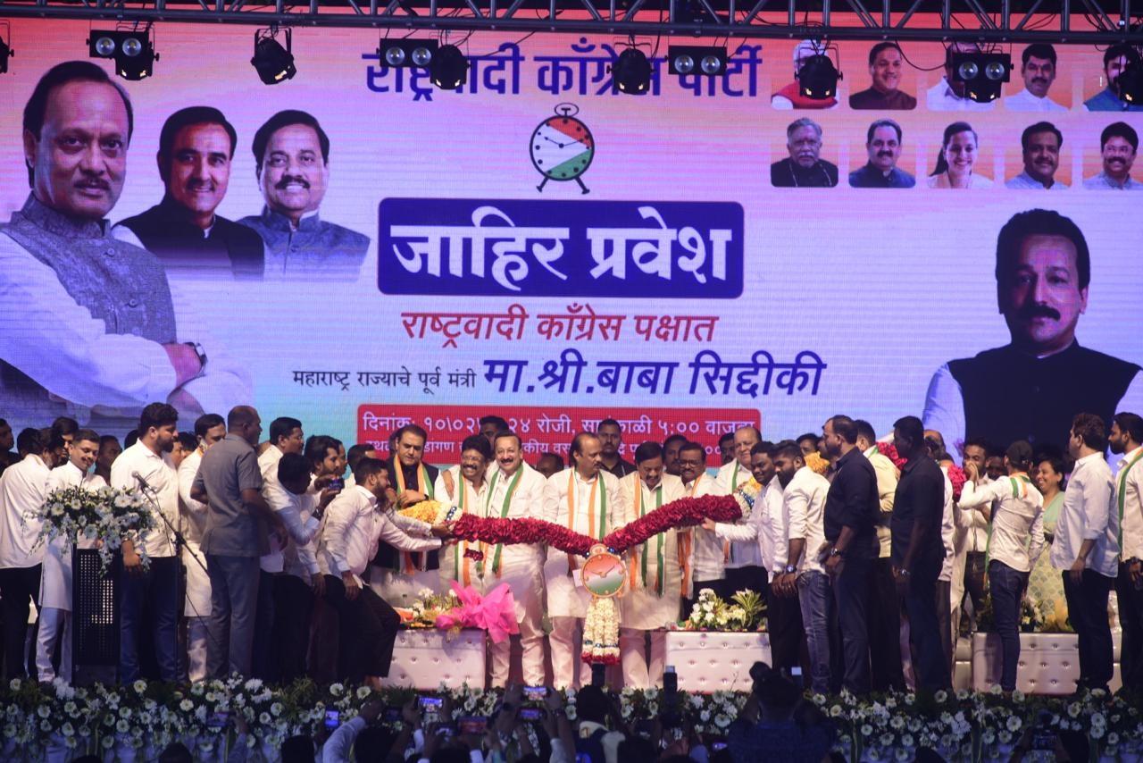 बाबा सिद्दीकी महाराष्ट्र में कांग्रेस की सरकार में मंत्री रह चुके हैं. करीब पांच दशक तक कांग्रेस में रहने के बाद उन्होंने पार्टी को अलविदा कहा है. 