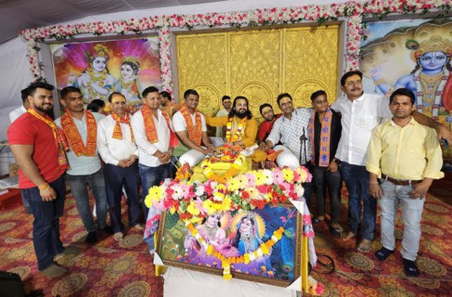 आपको जानकर हैरानी होगी कि इस श्रीमद् भागवत कथा के पिछले काम करने वाले कई कार्यकर्ता हैं. जिसमें  दिलीप जयसवाल, अनिल दुबे, संदीप यादव, निखिल शर्मा, चेतन घरत, संदीप कनौजिया, सरोज पाठक, सतेंदर सिंह, सचिन विश्वकर्मा, विनायक राठौड़, अरुण मौर्य, अनुज तिवारी, राहुल मिश्रा, धर्मेन्द्र तिवारी जैसे लोगों का नाम मुख्य रूप से शामिल हैं. 