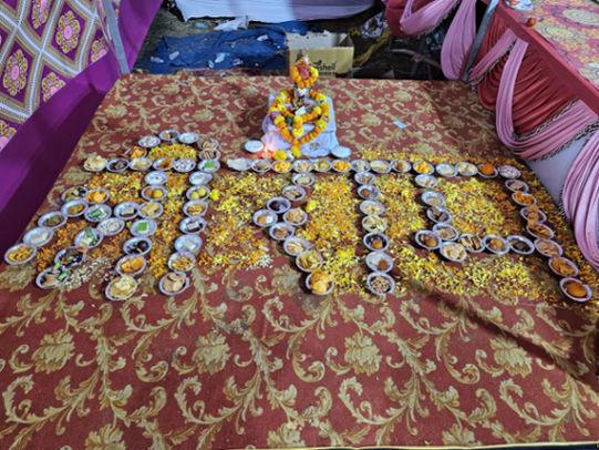 श्रीमद्भागवत कथा के दौरान भगवान श्रीराम को 56 भोग लगाए गए.