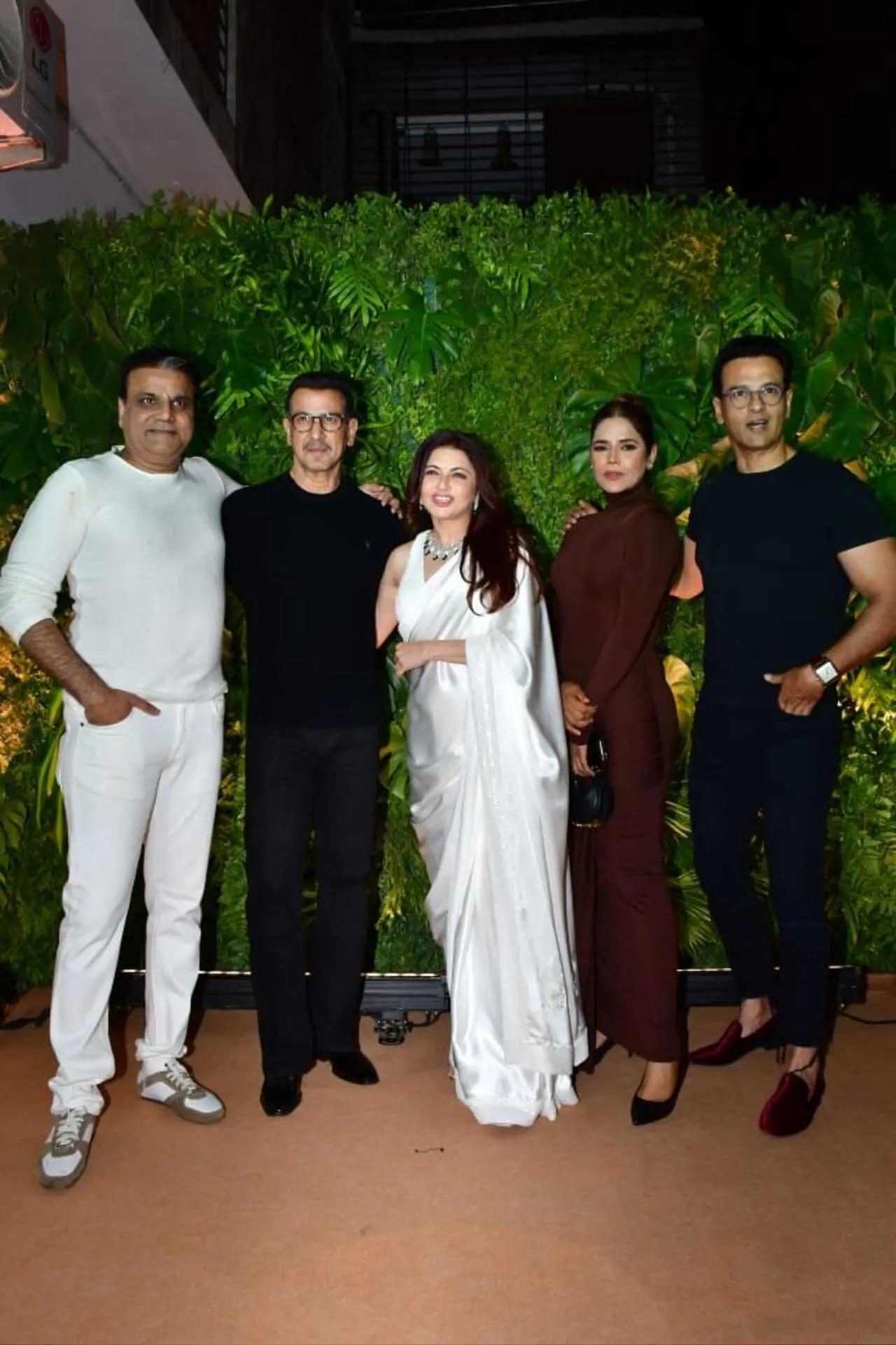 भाग्यश्री और उनके पति हिमालय दासानी रॉय बंधुओं-रोनित और रोहित के साथ पोज देते हुए नजर आए. 