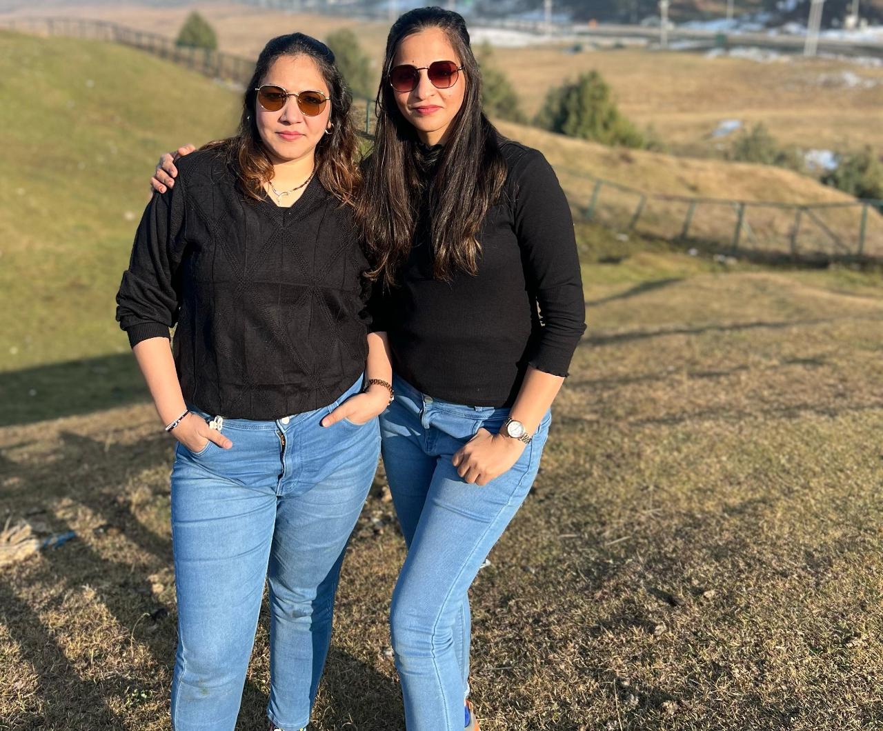 सवाल: जाते-जाते आप अपने फॉलोवर्स को क्या बनाता चाहेंगी?
जवाब: मैं हमारे फॉलोवर्स को धन्यवाद देना कहूंगी कि आप अपना कीमती समय निकल कर हमारे पेज पर आते हैं. अगर आप कुछ भी अपने जीवन में करना चाहते हो आपको हमेशा पॉजिटव सोचना चाहिए. आपको जो कुछ भी चाहिए आपको उसके पीछे लग जाना है. दुनिया की कोई ताकत आपको आपको वह हासिल करने से नहीं रोक सकता है. आपको अपने जीवन में कुछ भी चाहिए हो आपको पॉजिटव रहना है. हमें नेगेटिव नहीं सोचना है. मुझे लगता है कि आप कुछ भी करो आपको उससे कुछ न कुछ सीखने मिलता है. अगर आप कुछ भी नया करना चाहते हो किसी भी फिल्ड में बिना मेहनत के आप आगे नहीं बढ़ सकते हो. मेहनत के साथ-साथ आपको पॉजिटव रहना भी उतना ही जरूरी है.