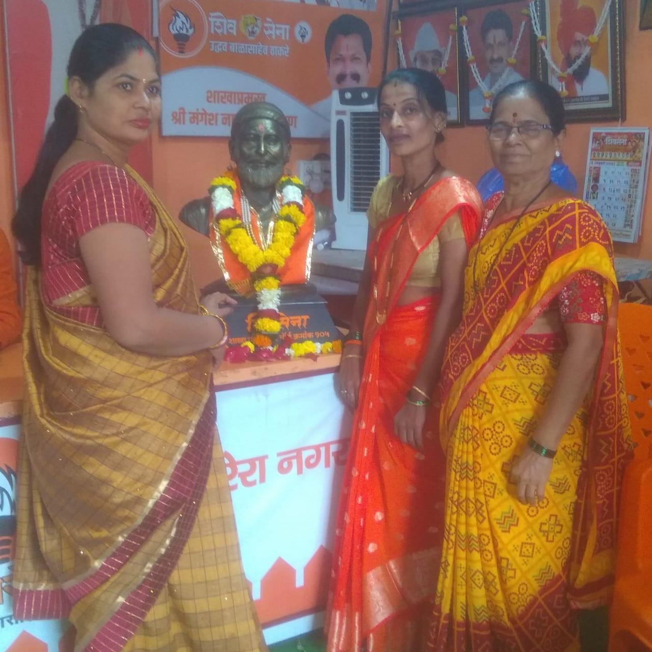 उपविभाग संघटक सुलोचना मुसगे और बाकी महिला कार्यकर्ताओं ने भी इस दौरान श्रद्धांजलि अर्पित करती दिखाई दी. 