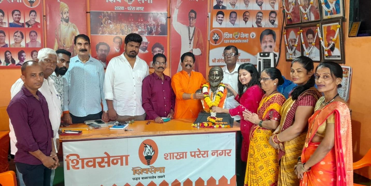 उपविभाग संघटक सुलोचना मुसगे भी इस दौरान श्रद्धांजलि अर्पित करती दिखाई दी.