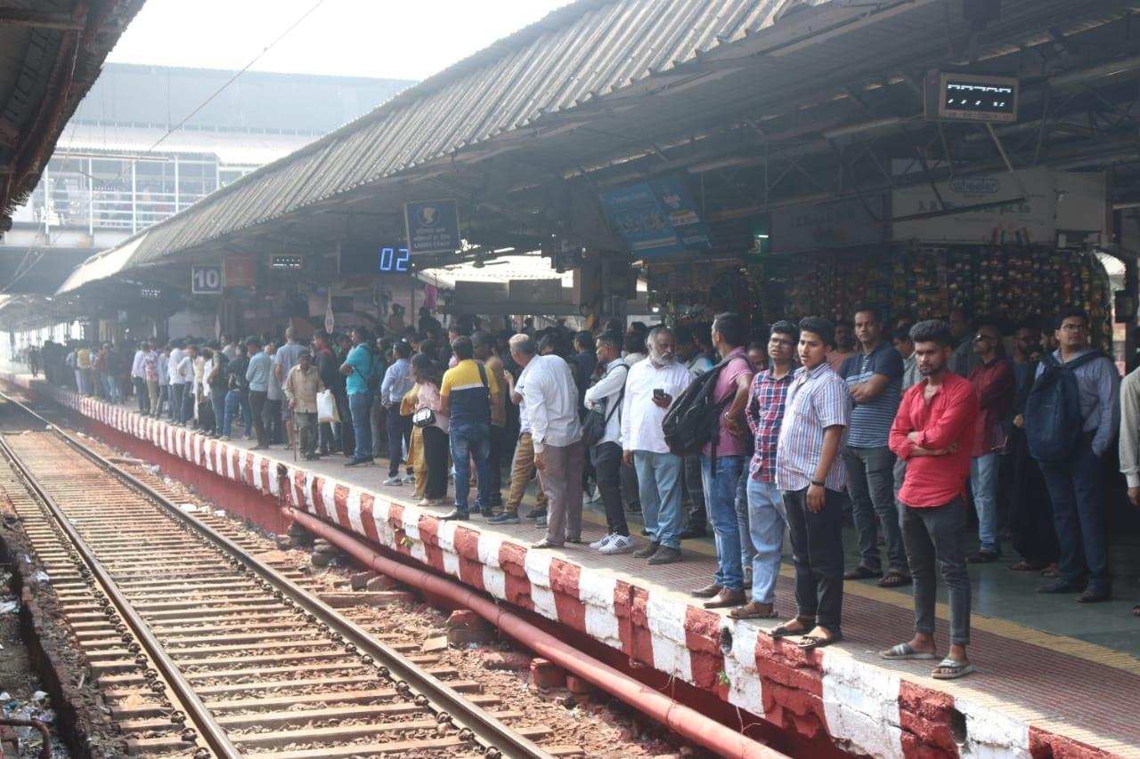 इसके बावजूद रेलवे स्टेशनों पर यात्रियों की भारी भीड़ देखी गई.