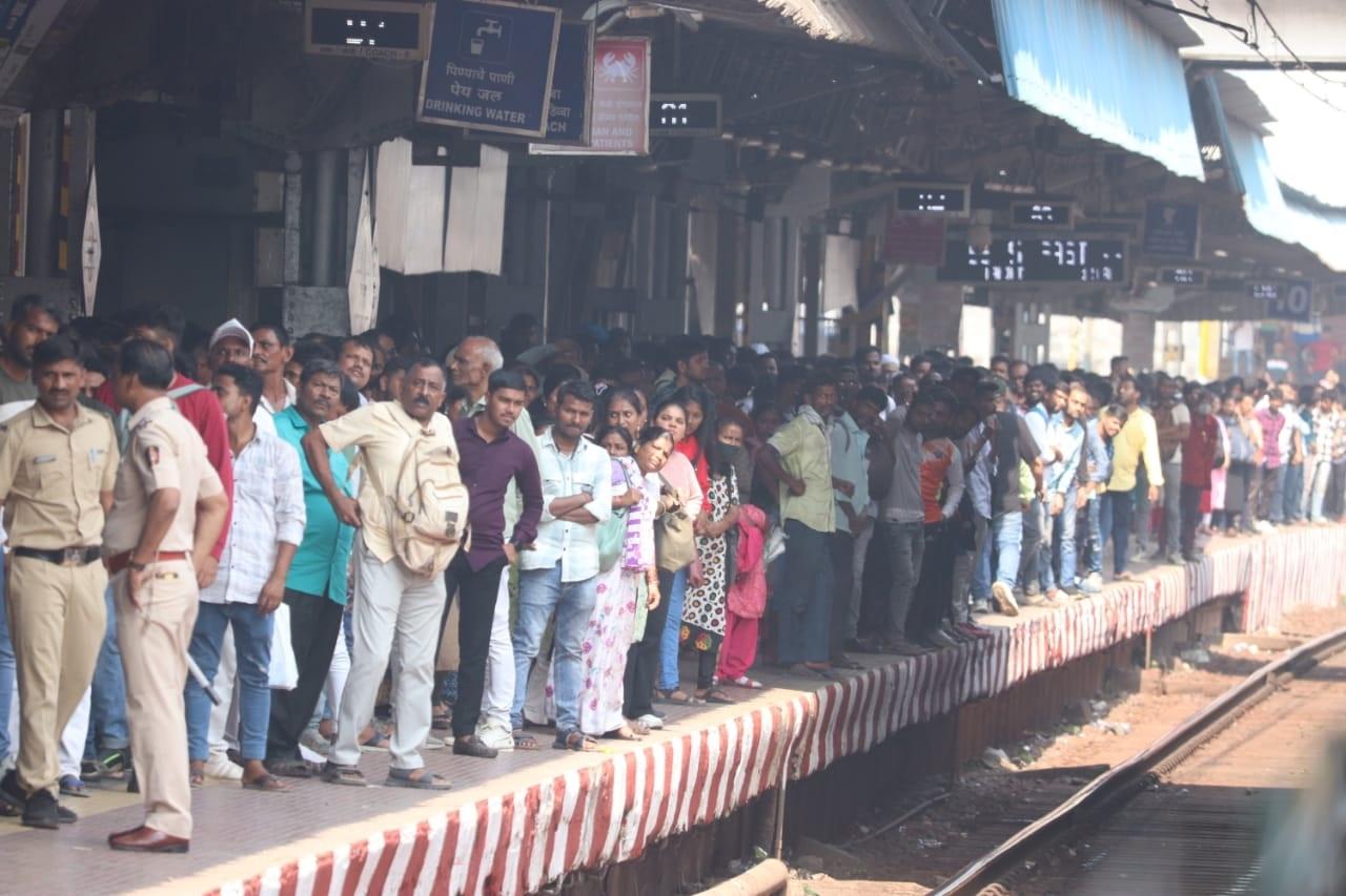 सेंट्रल रेलवे सेंट्रल, ट्रांसहार्बर रेलवे सेंट्रल और पश्चिमी लाइन ने पहले से भी ऐलान किया  कि 4 फरवरी को मुंबई में लोकल ट्रेन सेवाएं बाधित रहेंगी. 