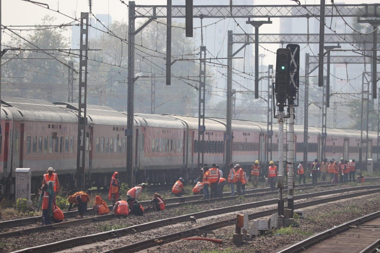 मेगाब्लॉक के बारे में ज्यादा जानकारी देते हुए पश्चिम रेलवे ने कहा कि रेलवे ट्रैक, सिग्नल प्रणाली और ओवरहेड उपकरणों के रखरखाव के लिए यह आवश्यक है.