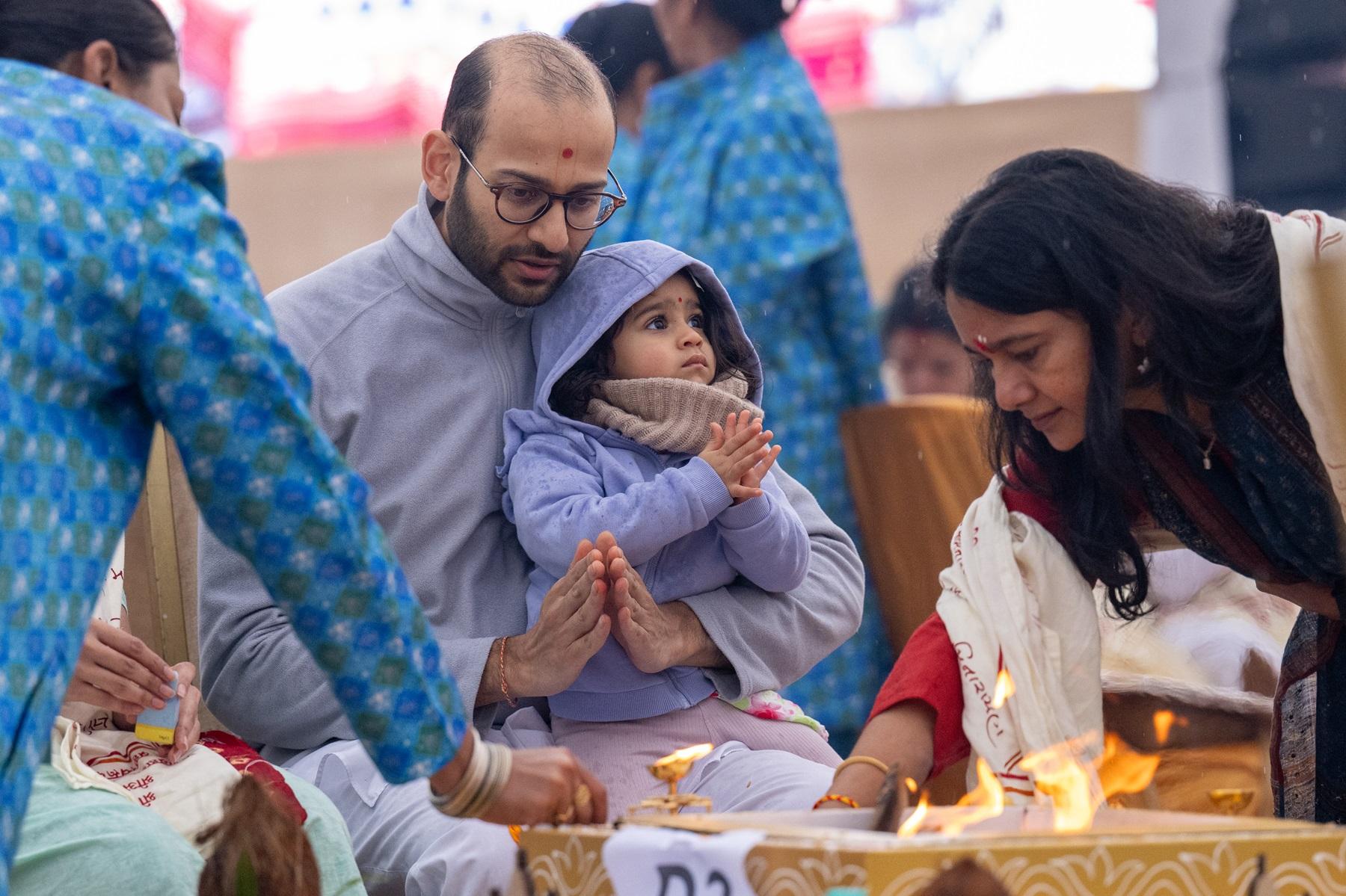 बारिश के बाद भी, प्रतिभागियों की खुशी कम नहीं हुई. इस कार्यक्रम में भाग लेने के लिए लंदन से आए भक्त जयश्री इनामदार (70) ने साझा किया, “बारिश ने ऐतिहासिक कार्यक्रम को और अधिक यादगार और आनंददायक बना दिया. मैंने अपने जीवनकाल में कभी भी बारिश में कोई यज्ञ होते नहीं देखा! यह विशेष रूप से शुभ लगा.”