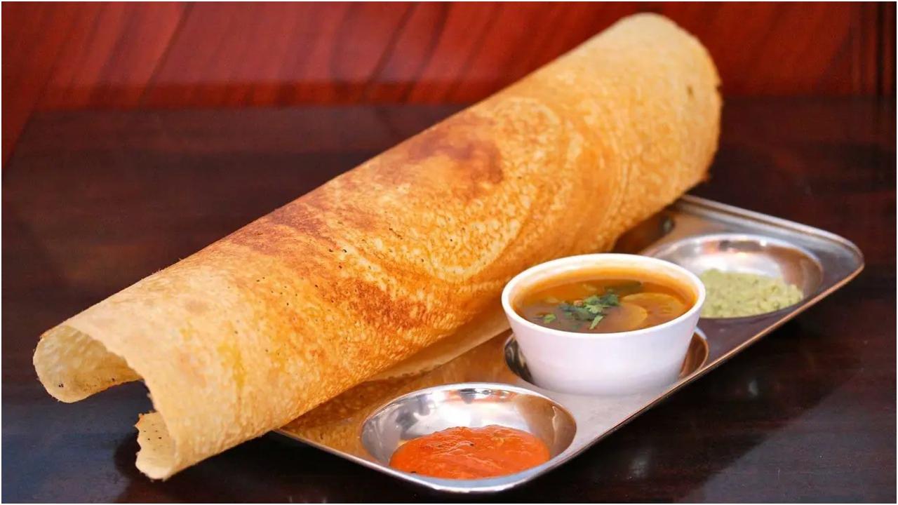 डोसा टैको
यदि आप अपने डोसा खाने के तरीके को बदल सकें तो क्या होगा? दक्षिण भारतीय व्यंजन पारंपरिक रूप से विभिन्न प्रकार की फिलिंग के साथ खाया जाता है, लेकिन परेल में आईटीसी ग्रैंड सेंट्रल के सहायक शेफ निरिक्षा रेड्डी का कहना है कि आपको डोसा टैको बनाना चाहिए, जो उनका व्यक्तिगत पसंदीदा है. वह इसे कुछ प्याज, लहसुन, अदरक, पनीर, करी पत्ते, जीरा, हरी मिर्च के साथ बनाने और धनिये की चटनी के साथ बनाने का सुझाव देती हैं. फोटो सौजन्य: पिक्साबे. 