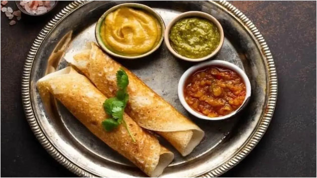 हिबिस्कस डोसा
भारत की ख़ूबसूरती यह है कि हमारे आस-पास विभिन्न प्रकार की सामग्रियां उपलब्ध हैं और इनमें फूल भी शामिल हैं जिनका उपयोग भोजन में किया जाता है. गोवा के अंजुना में द येलो हाउस के कार्यकारी शेफ तुषार मलकानी चाहते हैं कि आप कर्नाटक के भोजन से प्रेरित हिबिस्कस डोसा नामक डोसे का एक नया वर्जन बनाएं. चटनी, गोज्जू और तम्बुली सहित कर्नाटक के कई पारंपरिक व्यंजनों में एक आम घटक, हिबिस्कस पोषण से भरपूर एक ऐसा स्वस्थ डोसा बनाता है जिसमें नरम डोसा बनाने के लिए इसकी पत्तियों को कच्चे चावल के साथ पीस दिया जाता है.