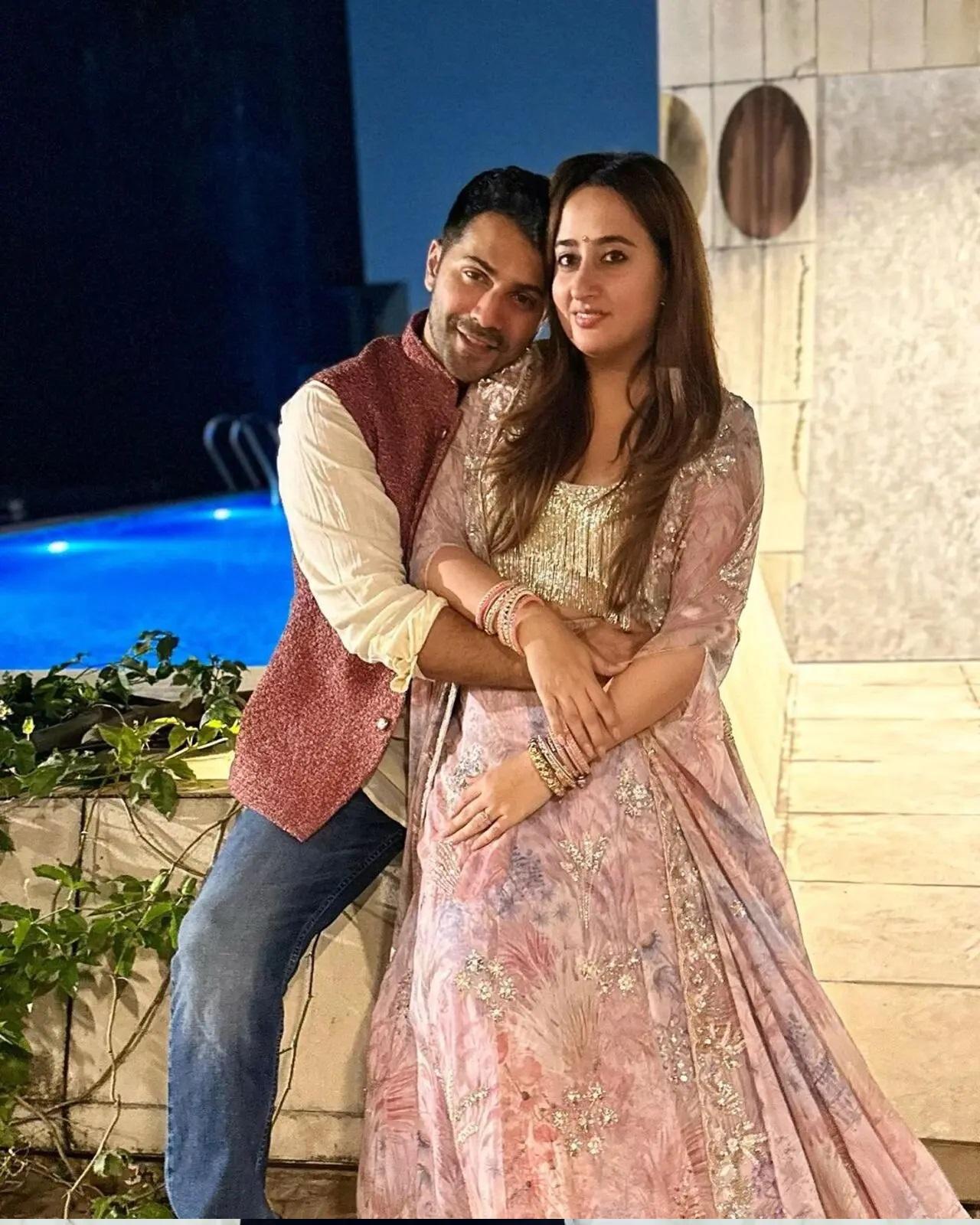 वरुण धवन और नताशा दलाल ने साल 2021 में शादी के बंधन में बंधने से पहले कई सालों तक डेट किया. उनकी ये तस्वीर उनके प्यार का सबूत है.
