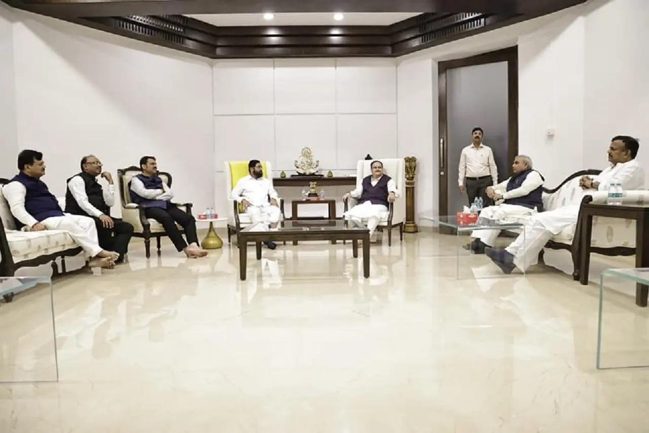 शिंदे के आवास पर इस दौरान नड्डा के साथ उपमुख्यमंत्री देवेन्द्र फड़णवीस, मुंबई बीजेपी अध्यक्ष आशीष शेलार और पार्टी की राज्य इकाई के प्रमुख चन्द्रशेखर बावनकुले भी दिखाई दिए. 