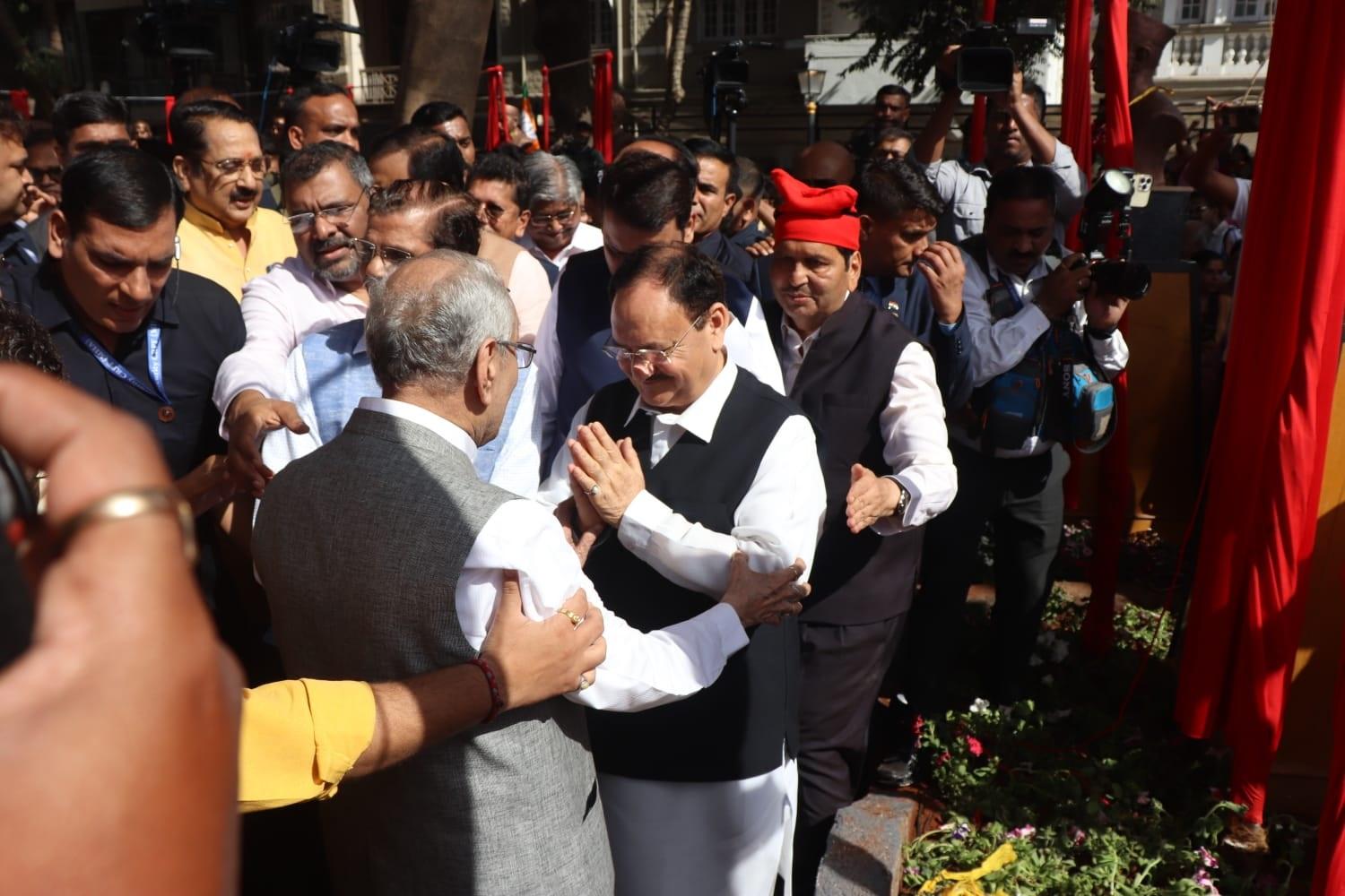 बुधवार को नड्डा ने बताया कि `लोकसभा चुनाव, जो अप्रैल-मई में होने की संभावना है, एक तरफ वंशवादी राजनीति और दूसरी तरफ विकास के बीच लड़ाई होगी.`