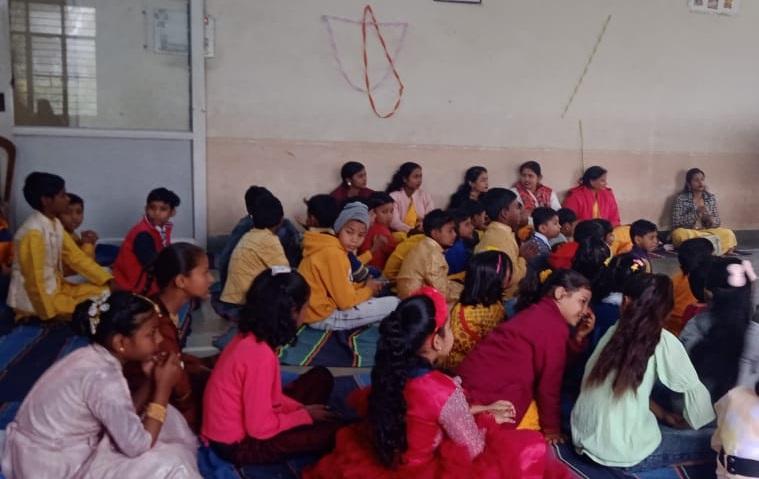 इस कार्यक्रम के दौरान विद्यालय की अध्यापिकाएं वंदना श्रीवास्तव, अर्चना शर्मा, अर्चना तिवारी, कंचन तिवारी, अनीता अरोड़ा, रागिनी चतुर्वेदी, मीनू, मधु, मेघा और प्रधानाचार्य शशि सक्सेना मौजूद रहीं.  