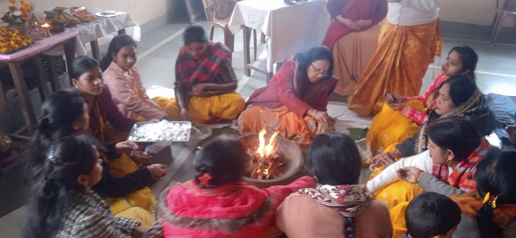 विद्यालय में हिन्दू धर्म की मान्यताओं को कायम रखते हुए अध्यापिकाओं ने मंत्रोच्चारण के साथ हवन सम्पन्न किया. 