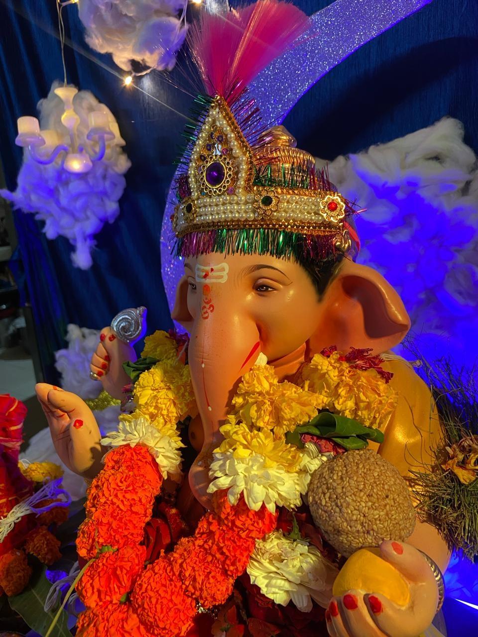 वायदंडे परिवार ने अपने घर पर गणेश जी की बाल रूप मूर्ति स्थापित की है. 