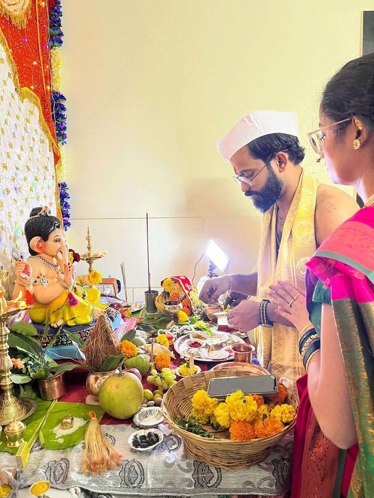 आप देख सकते है कि देवधेकर परिवार की बहू और बेटे ने पूजा-अर्चना कर गणेश जी की सादगी से आरधना की.