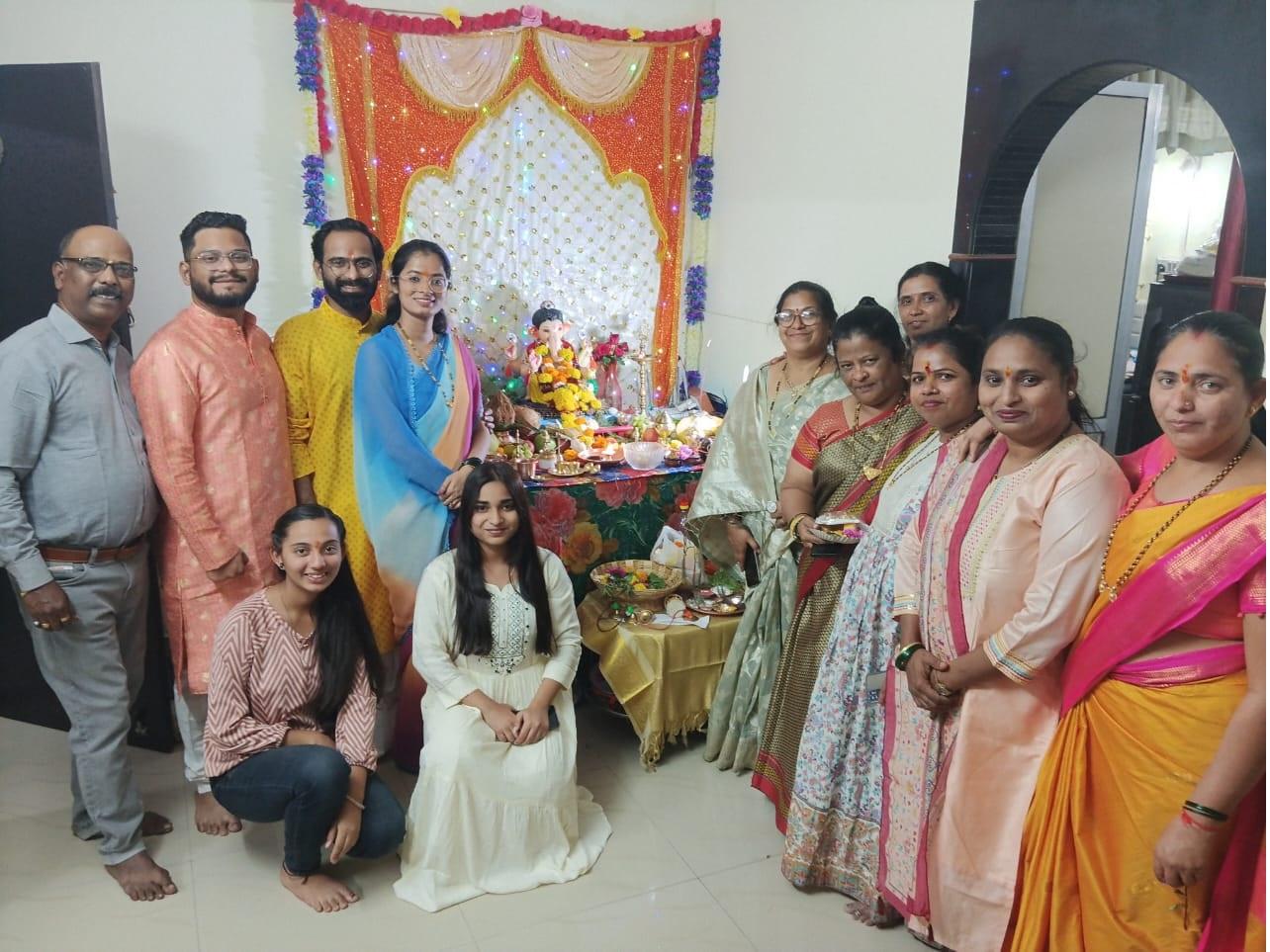 देवधेकर परिवार इस बात से काफी खुश दिखाई दिए कि उनके घर पर गपणती बप्पा का आगमन हुआ है. 