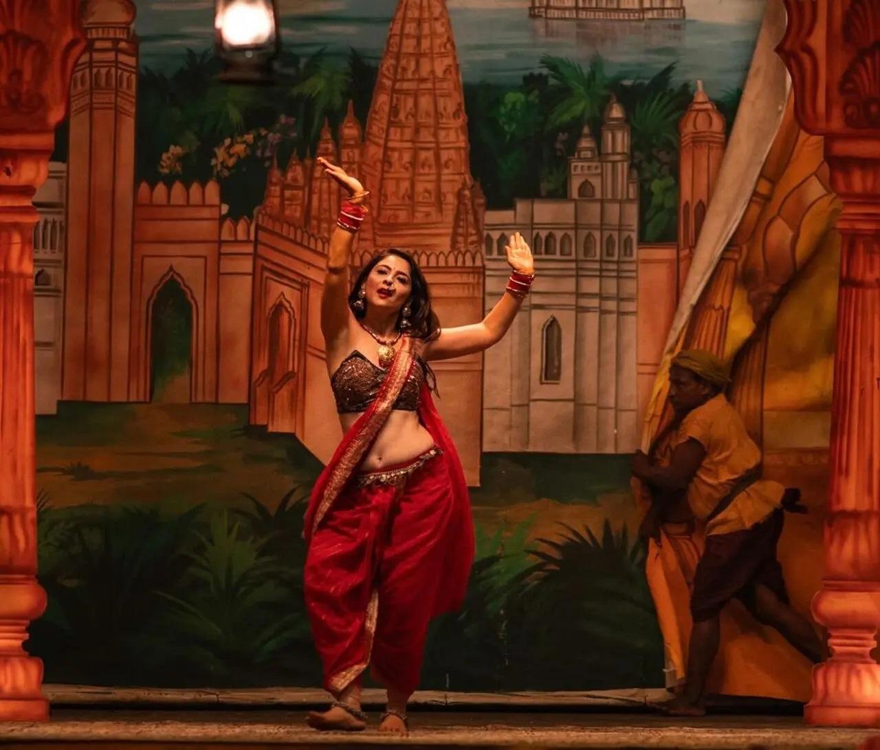 सोनाली ने आगे कहा, `जब हम भारतीय लोक कलाकार के बारे में बात करते हैं, तो हम तमाशा या नौटंकी के बारे में बात करते हैं. लोग सत्तर और साठ के दशक में ये यात्रा थिएटर करते थे और गाते और नृत्य करते थे. इसलिए जिस अवधि के बारे में हम बात कर रहे हैं यह फिल्म किसी विशेष अवधि में नहीं है। यह एक काल्पनिक फिल्म है. यह बहुत समय पहले भारत में कहीं हुआ था.`