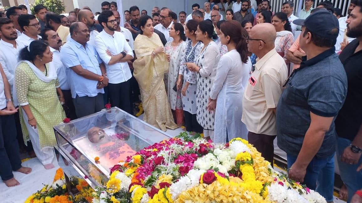 मनोहर जोशी को श्रद्धांजलि देने उनके घर पर यूबीटी युवा शिवसेना के आदित्य ठाकरे अपनी मां रश्मि ठाकरे भी पहुंचे.