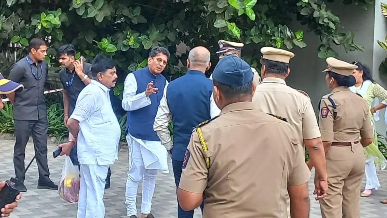 पूर्व लोकसभा अध्यक्ष मनोहर जोशी को 21 फरवरी को दिल का दौरा पड़ने के बाद पीडी हिंदुजा अस्पताल में भर्ती कराया गया था, लेकिन इसी दौरान उनका निधन हुआ.