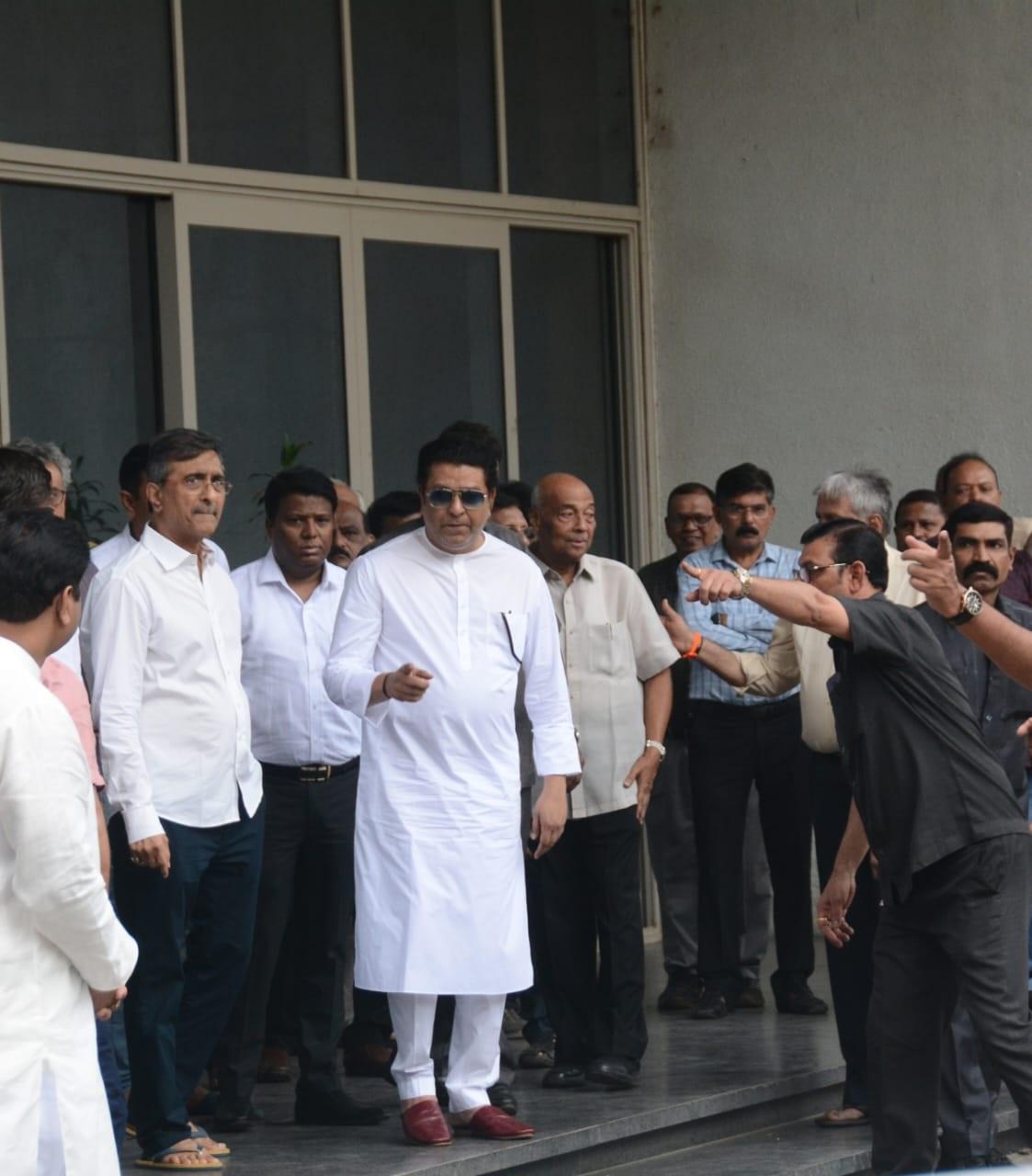 मनोहर जोशी के निधन के बाद अंतिम दर्शन के लिए महाराष्ट्र में मनसे अध्यक्ष राज ठाकरे भी पहुंचे. 