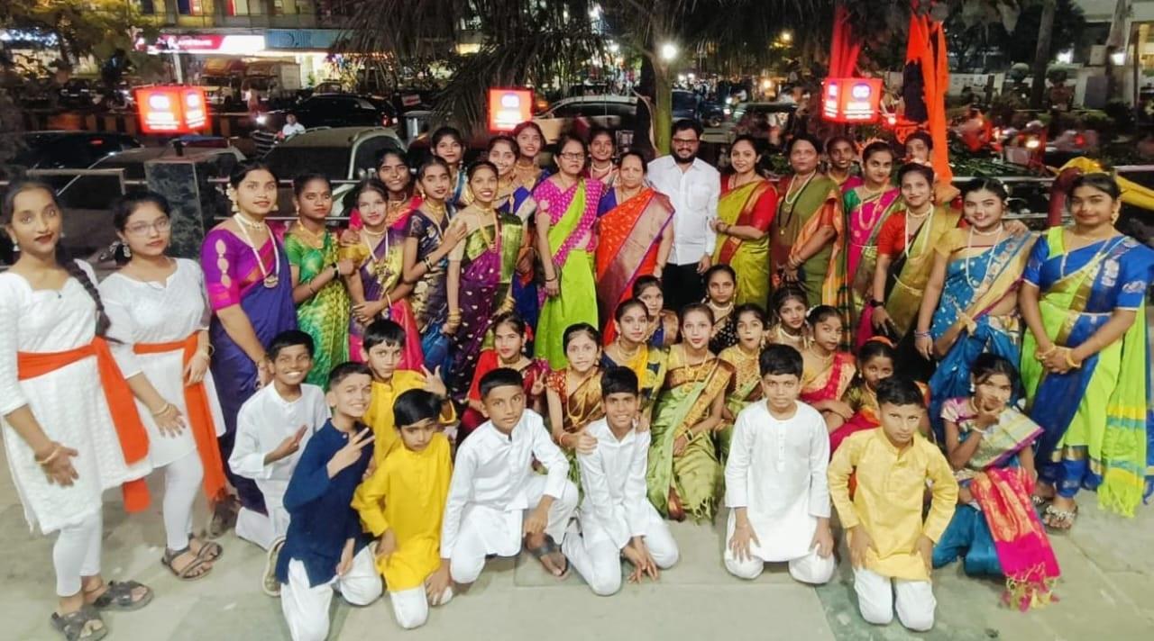 इस दौरान महिला भगवा फेटा पहने हुए महाराष्ट्रीयन अवतार में भी नजर आईं.