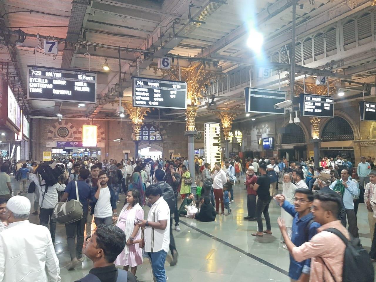 राष्ट्रीय रेलवे मजदूर संघ (एनआरएमयू) के महासचिव वेणु नायर ने पनवेल 44 के सिग्नल कुर्ला एस-29 पर सिग्नल गुजरने और घटना के बाद शर्मा की मौत पर गहरी चिंता व्यक्त की.