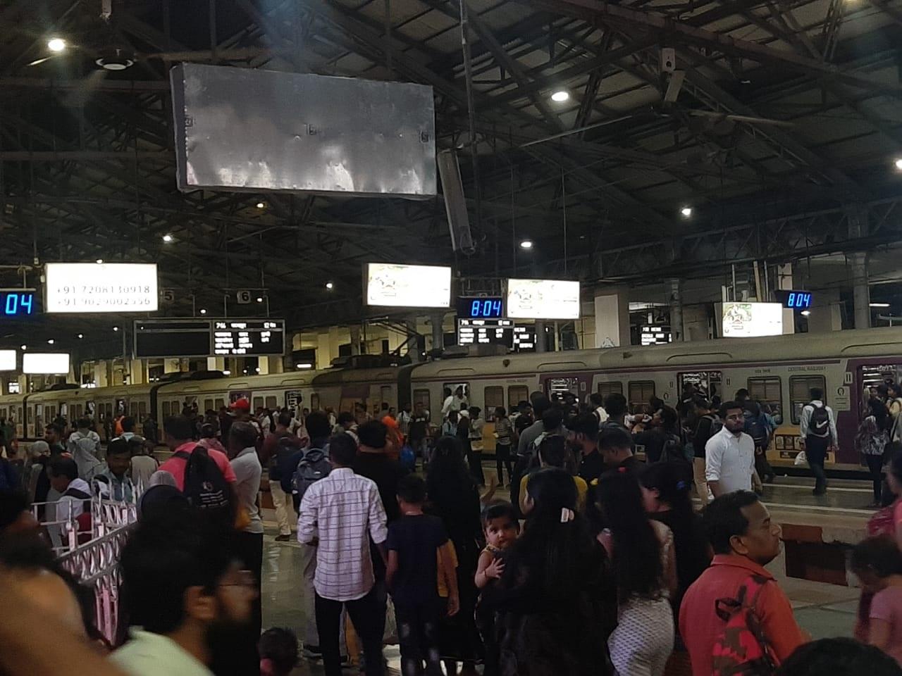 कर्मचारियों की इस कमी के कारण लगभग 147 ट्रेनों को रद्द करना पड़ा, एक चौंका देने वाला आंकड़ा जिसमें 88 लोकल ट्रेन सेवाएं शामिल हैं जो आमतौर पर शाम के पीक आवर्स के दौरान महत्वपूर्ण होती हैं.