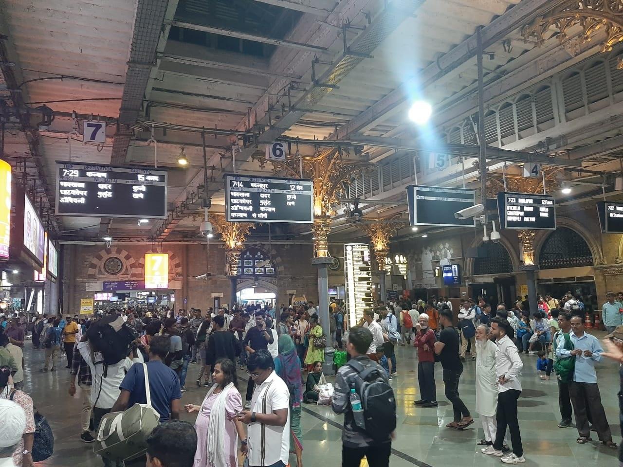 कर्मचारियों की इस कमी के कारण लगभग 147 ट्रेनों को रद्द करना पड़ा, एक चौंका देने वाला आंकड़ा जिसमें 88 लोकल ट्रेन सेवाएं शामिल हैं जो आमतौर पर शाम के पीक आवर्स के दौरान महत्वपूर्ण होती हैं.
