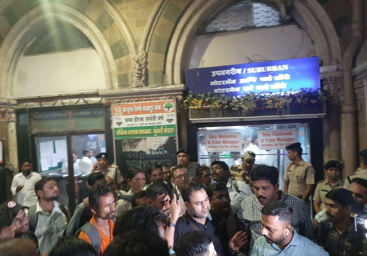 उन्होंने आगे कहा, `अंतिम संस्कार शाम पांच बजे हुआ, क्योंकि परिवार के करीबी सदस्य देर से पहुंचे.` अंतिम संस्कार में शामिल होने वाले कई मोटरमैन ट्रेन संचालन के लिए अनुपलब्ध रहे. 
