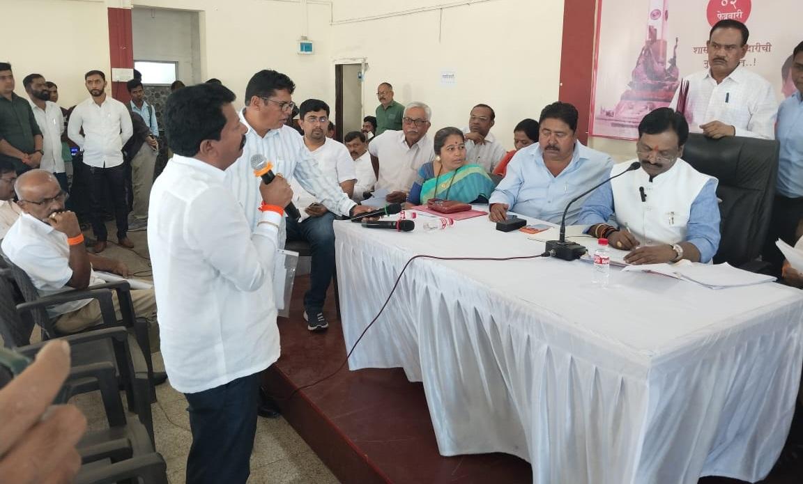 नायगांव स्टेशन तक की तरफ जानेवाले पुल का काम जल्द से जल्द शुरू हो इस लिए शिवसेना (यूबीटी) शाखाप्रमुख मंगेश चव्हाण अपने बाकी सहयोगी के साथ महाराष्ट्र विधान परिषद के विपक्ष के नेता अंबादास दानवे के पास पहुंचे. 