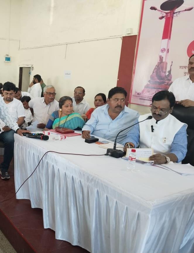नेता अंबादास दानवे के जनता दरबार में जाकर शिवसेना (यूबीटी) नेताओं ने नायगांव से जुड़ी समस्या के बारे में बात की. 